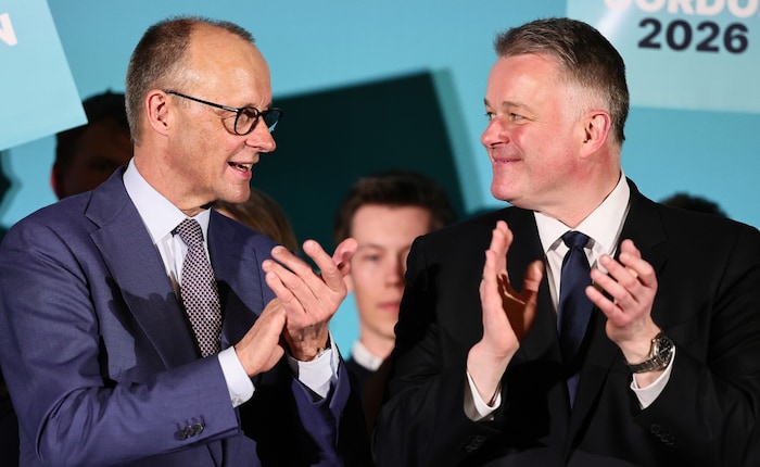 Deutschlands Kanzler Friedrich Merz (CDU) mit seinem Parteikollegen Gordon Schnieder, der wohl ...