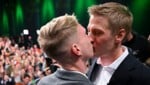 Dominik Krause (rechts) küsst bei der Wahlfeier der Grünen seinen Lebensgefährten auf der Bühne.