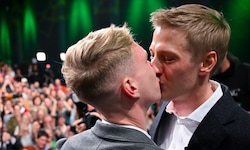 Dominik Krause (rechts) küsst bei der Wahlfeier der Grünen seinen Lebensgefährten auf der Bühne.