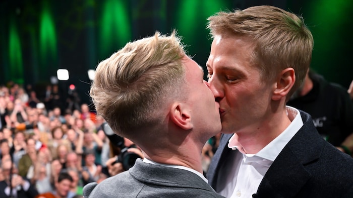 Krause mit seinem Verlobten Sebastian (links) bei der Wahlparty der Grünen am Sonntagabend.