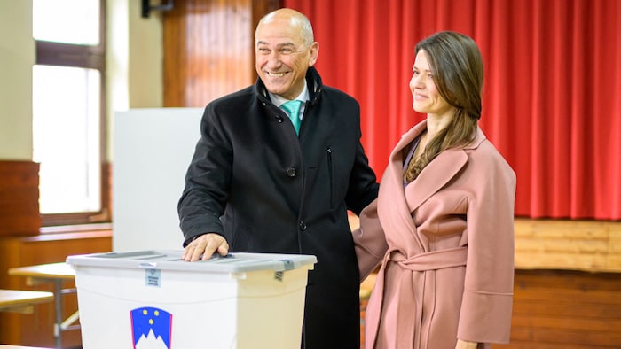 Oppositionsführer Janez Janša wurde bei der Stimmabgabe von seiner Frau Urska begleitet.