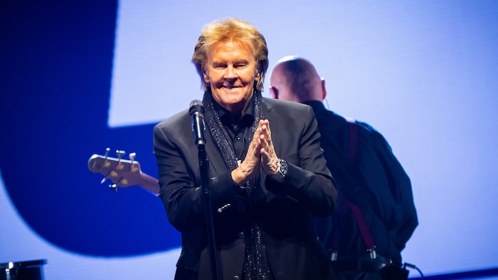 Dankbarkeit als Ehrensache: Der Künstler freut sich sichtlich über den ungebrochenen Zuschuss, ...