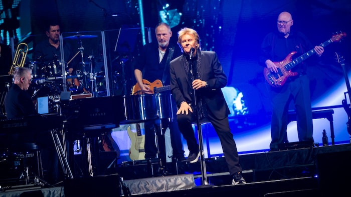 Lässig am Barhocker, die frei aufspielende Band hinter sich: Carpendale in der Wiener ...