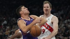 Jakob Pöltl (re.) hatte es gegen die Suns schwer.