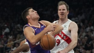 Jakob Pöltl (re.) hatte es gegen die Suns schwer.