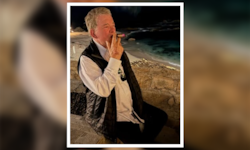 William Shatner feierte seinen 95. Geburtstag mit einer Zigarre am Strand. 