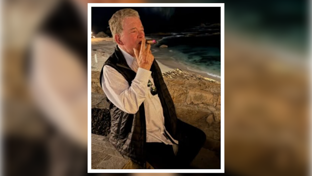 William Shatner feierte seinen 95. Geburtstag mit einer Zigarre am Strand.