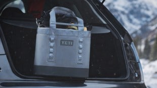 Die YETI Camino gibt es in mehreren Farben, darunter „Storm Grey“, wie die getestete Tasche. 
