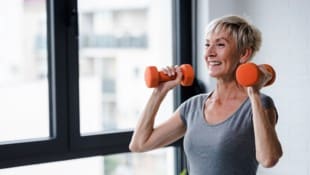 Auch Frauen sollten zu den Hanteln greifen! Krafttraining zahlt sich in jedem Alter aus.