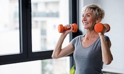 Auch Frauen sollten zu den Hanteln greifen! Krafttraining zahlt sich in jedem Alter aus.