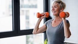 Auch Frauen sollten zu den Hanteln greifen! Krafttraining zahlt sich in jedem Alter aus.