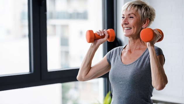 Auch Frauen sollten zu den Hanteln greifen! Krafttraining zahlt sich in jedem Alter aus.
