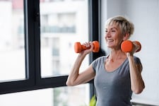 Auch Frauen sollten zu den Hanteln greifen! Krafttraining zahlt sich in jedem Alter aus.
