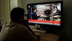 Im iranischen Fernsehen werden schon mögliche Kraftwerke auf Landkarten gezeigt, die von Irans ...