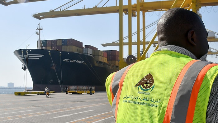 Der weltweite Seehandel (auf dem Bild: Frachthafen in Doha) ist durch die Blockade der Straße ...