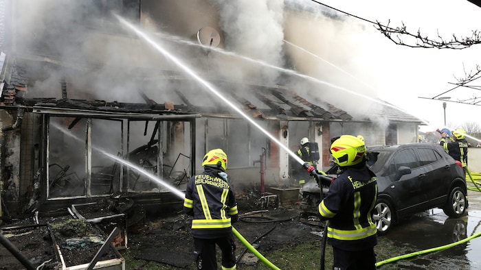 Die Löscharbeiten laufen – Stand Montagmittag – noch.