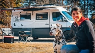 Camperin Laura Berghofer mit „Lucky“ und ihrem selbst ausgebauten „Fleckensprinter“