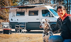 Camperin Laura Berghofer mit „Lucky“ und ihrem selbst ausgebauten „Fleckensprinter“