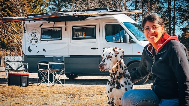 Camperin Laura Berghofer mit „Lucky“ und ihrem selbst ausgebauten „Fleckensprinter“