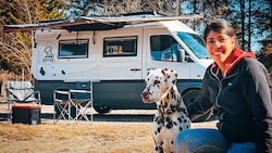 Camperin Laura Berghofer mit „Lucky“ und ihrem selbst ausgebauten „Fleckensprinter“