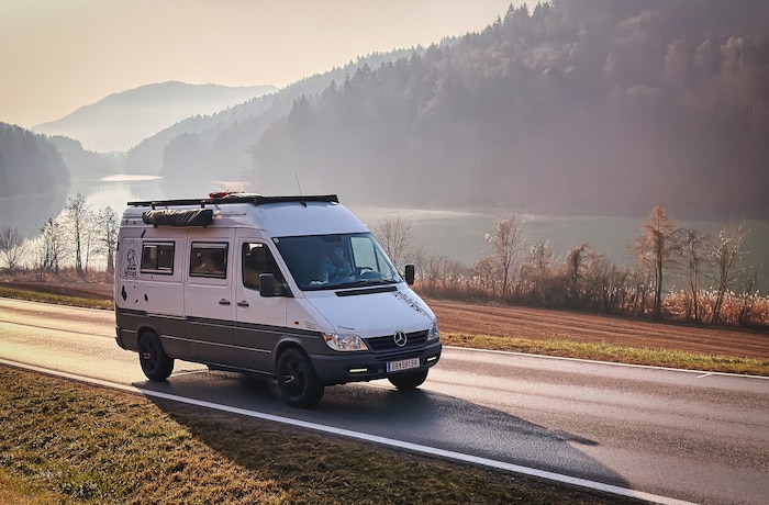 Laura rollt mit ihrem „Fleckensprinter“ entlang der Drau.