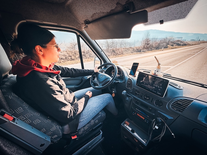 Gekonnt und sicher steuert Laura ihren Camper durch Kärnten.