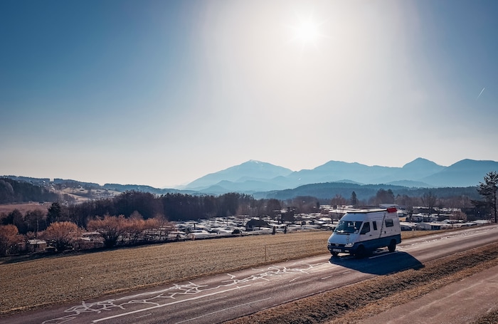 Vorbei am Thurnersee – im Hintergrund die Karawanken.
