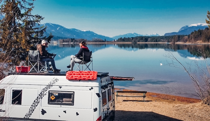 Laura beim Interview mit der „Bergkrone“ am Dach ihres Campers – im Hintergrund der Faaker See.