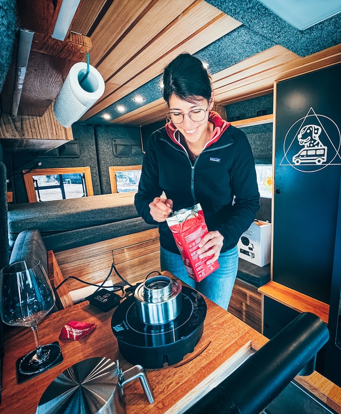 Laura bereitet uns einen Kaffee in ihrem Camper zu, den sie übrigens selbst ausgebaut hat.