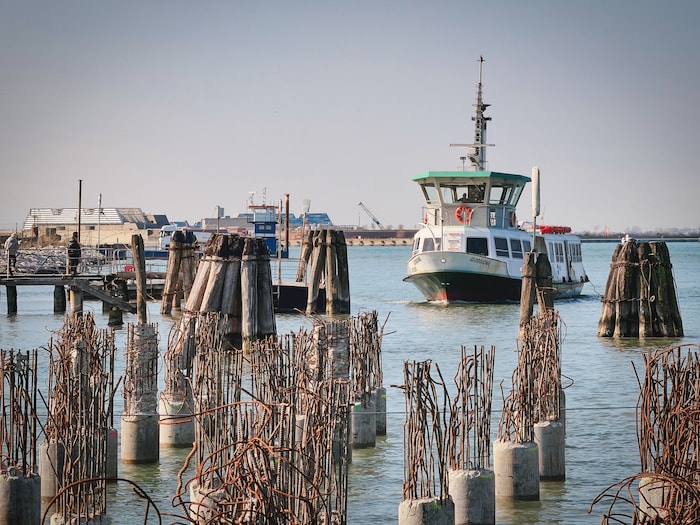 Mit der Fähre erreicht man die Insel Lido di Venezia, die zusammen mit Pellestrina die ...