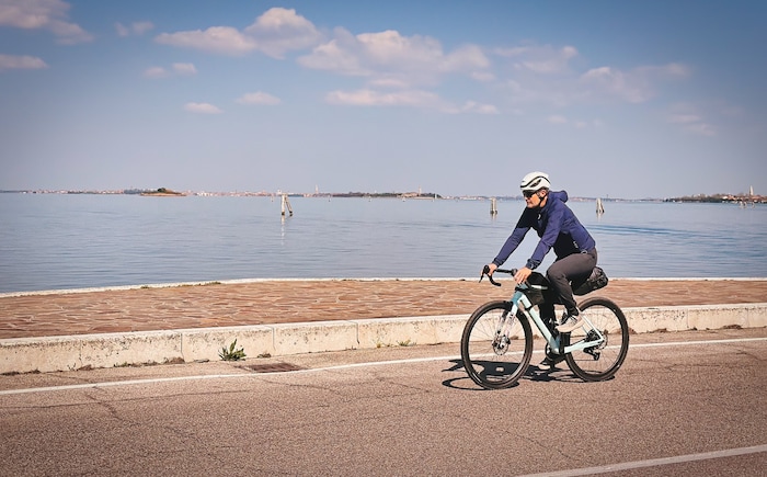Teils direkt am Wasser verlaufen die im Frühjahr verkehrsarmen Straßen und Radwege.
