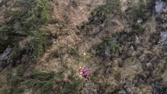 Am Tau wurde der Mann mittels Helikopter gerettet. 