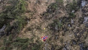 Am Tau wurde der Mann mittels Helikopter gerettet. 