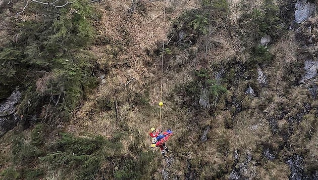 Am Tau wurde der Mann mittels Helikopter gerettet.