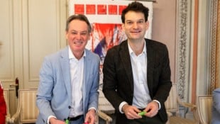 Michael Opriesnig und Johannes Greller beim Packen der Osternester