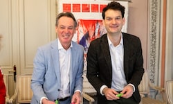 Michael Opriesnig und Johannes Greller beim Packen der Osternester