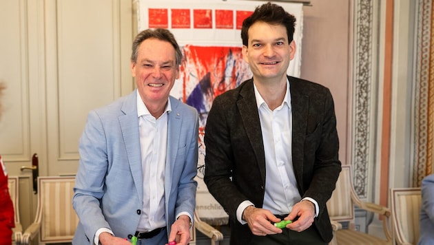 Michael Opriesnig und Johannes Greller beim Packen der Osternester