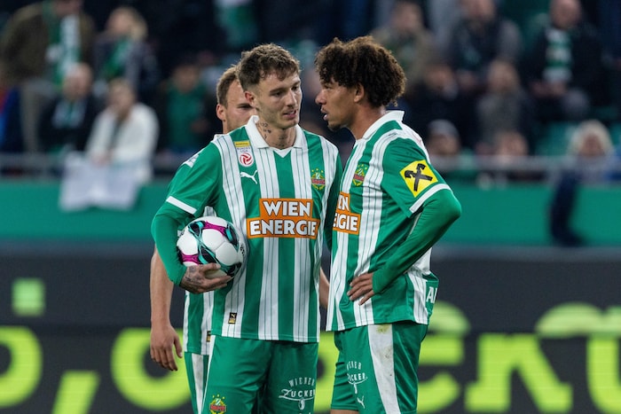 Janis Antiste (r.) in der Diskussion mit Bendegut Bolla (l.)