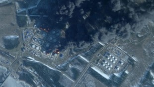 Auf dieser Satellitenaufnahme sieht man mehrere brennende Treibstofftanks in Primorsk.