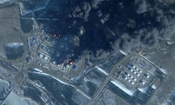 Auf dieser Satellitenaufnahme sieht man mehrere brennende Treibstofftanks in Primorsk.