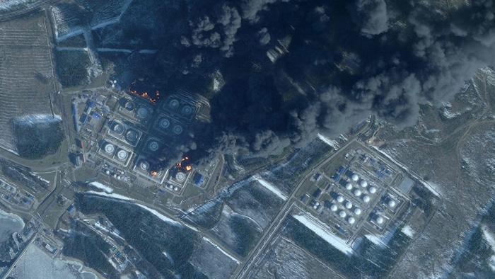 Auf dieser Satellitenaufnahme sieht man mehrere brennende Treibstofftanks in Primorsk.