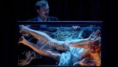 Schauspielerin allein unter Sängern: Lisa-Katrina Mayer als Medea mit Tenor Johannes Bamberger ...