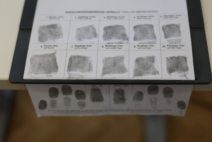 Mit wenigen Handgriffen kommen die Ermittler zu Fingerabdruck und Akte.