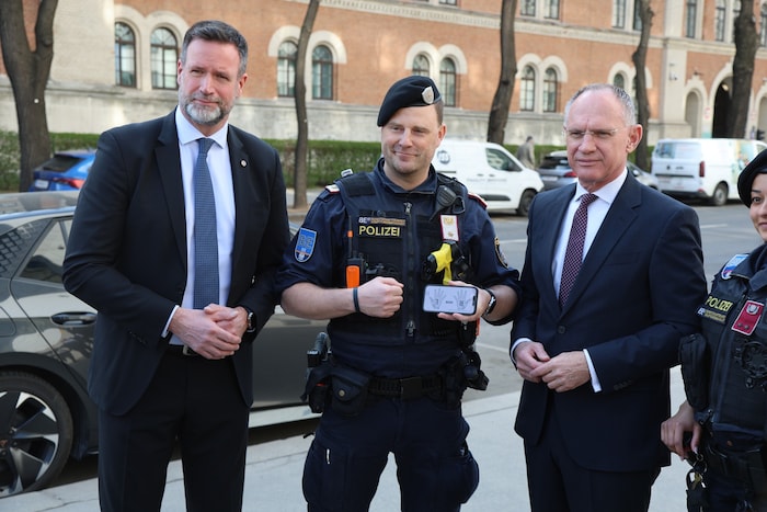 Holzer und Karner (re.) präsentieren das Projekt in Wien.