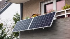 Ein Balkonkraftwerk sorgt für Ärger beim Nachbarn (Symbolbild)
