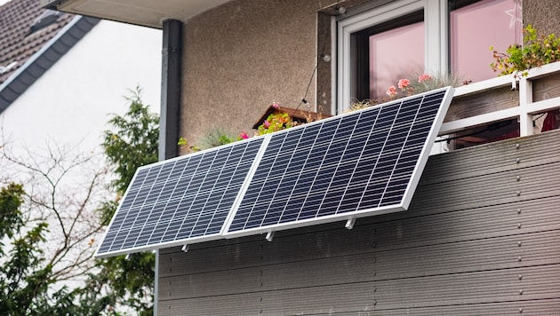 Ein Balkonkraftwerk sorgt für Ärger beim Nachbarn (Symbolbild)