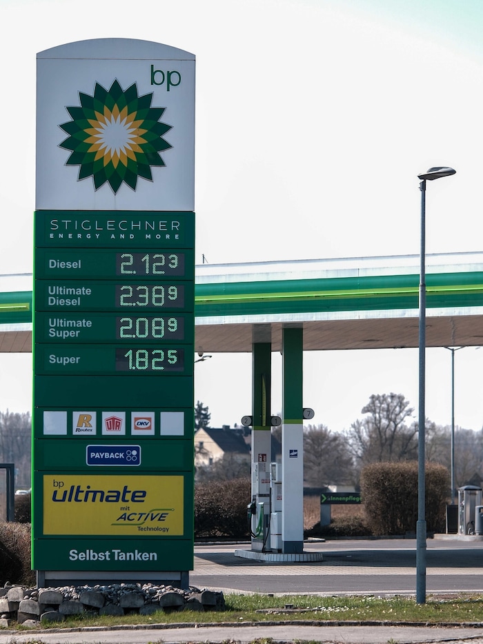 Am Montag lag der Dieselpreis vielerorts klar über der Zwei-Euro-Marke. Benzin kostete rund 1,8 ...