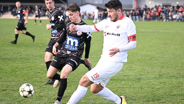 Katsdorf (schwarz) jubelte über ein souveränes 3:0.