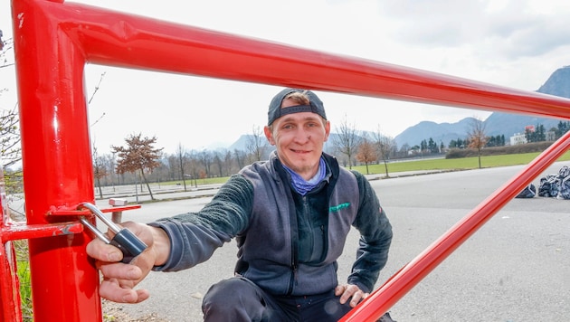 Sebastian Mayr-Ziegler mit dem manipulierten Schloss