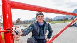 Sebastian Mayr-Ziegler mit dem manipulierten Schloss